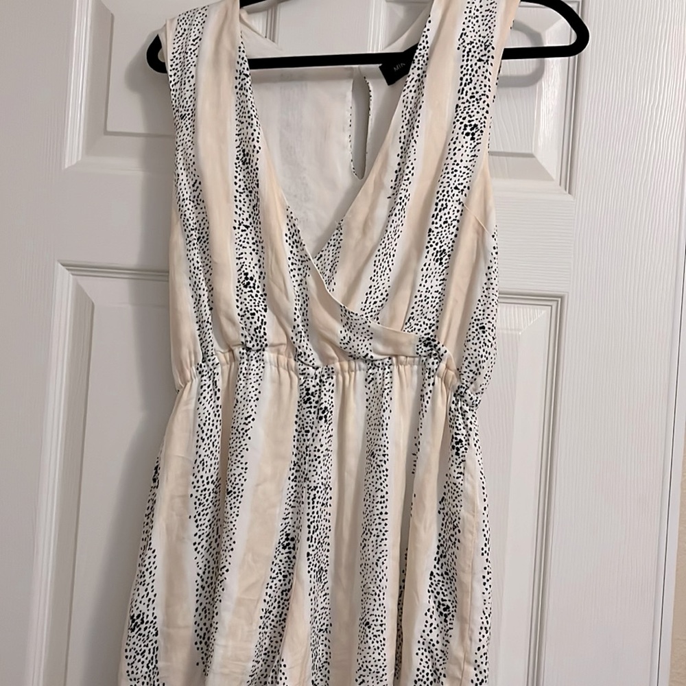 Hi I am selling a beautiful comfortable jumpsuit dress , supper cute .